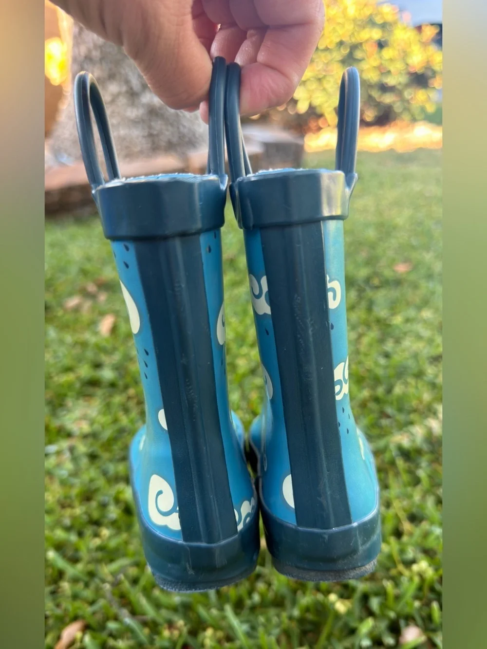 Oaki kids' rain boots in blue with a cloud pattern and convenient loop handles